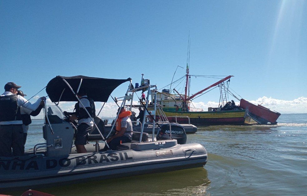 Ação de resgate dos corpos dos irmãos contou com o auxílio de embarcações próximas, Defesa Civil, Corpo de Bombeiros e a Marinha — Foto: Divulgação/Defesa Civil