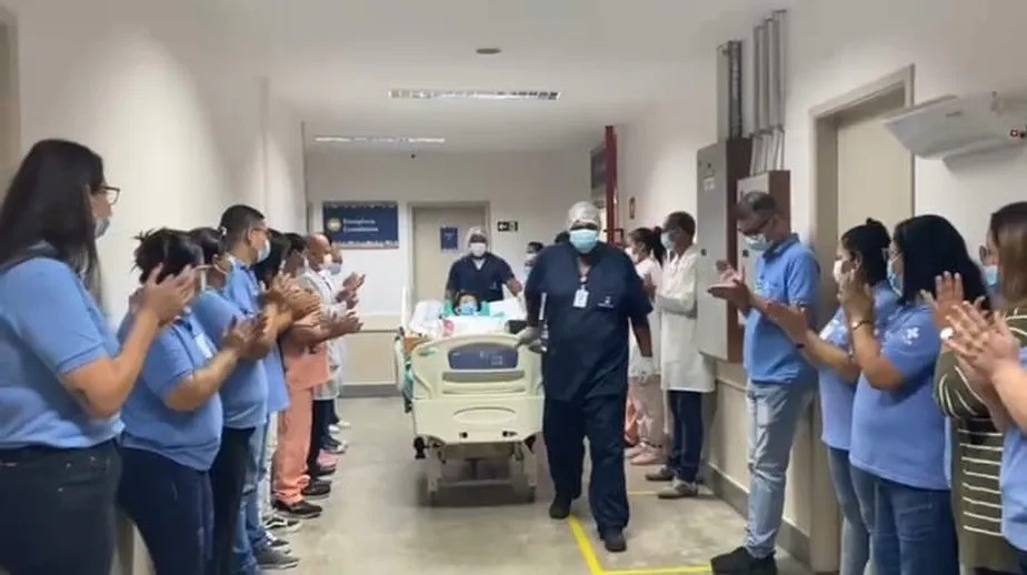 Doação de órgãos. Médicos e enfermeiros prestam última homenagem ao jovem Gabriel Lima Correa, morto no acidente envolvendo uma carreta