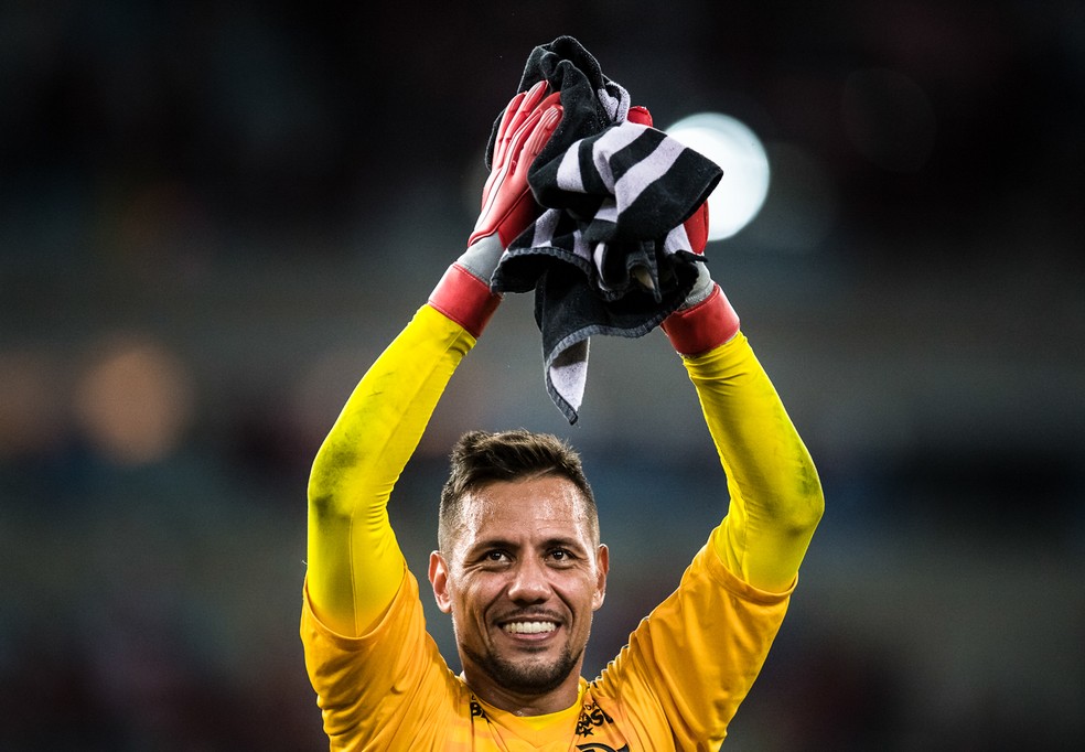 Diego Alves foi aplaudido pelo Maracan&atilde; ap&oacute;s pegar at&eacute; p&ecirc;nalti contra a LDU &mdash; Foto: Jorge R Jorge/BP Filmes