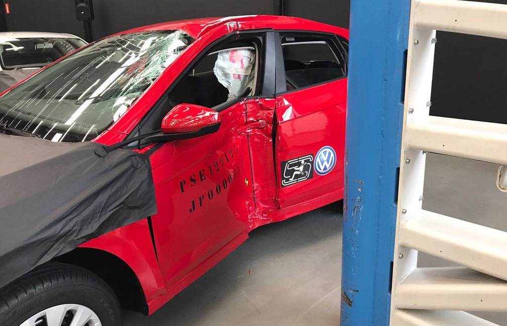 Volkswagen Polo após colisão com barreira que simula um poste (Foto: André Paixão/G1)