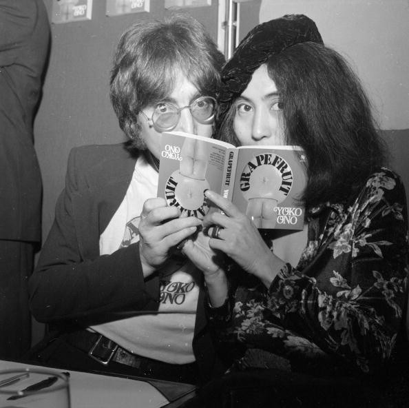 Yoko Ono e John Lennon posando com o livro Grapefruit (Foto: Getty Images)