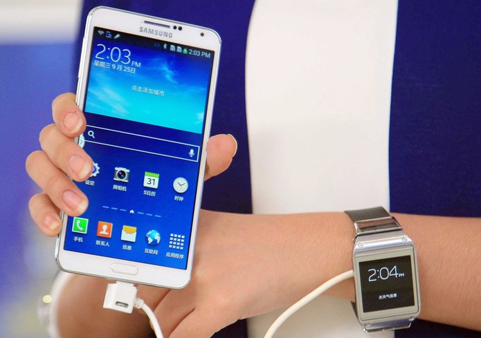 Novos Galaxy Note 3 e Galaxy Gear começam a ser vendidos neste sábado (Foto: AFP)