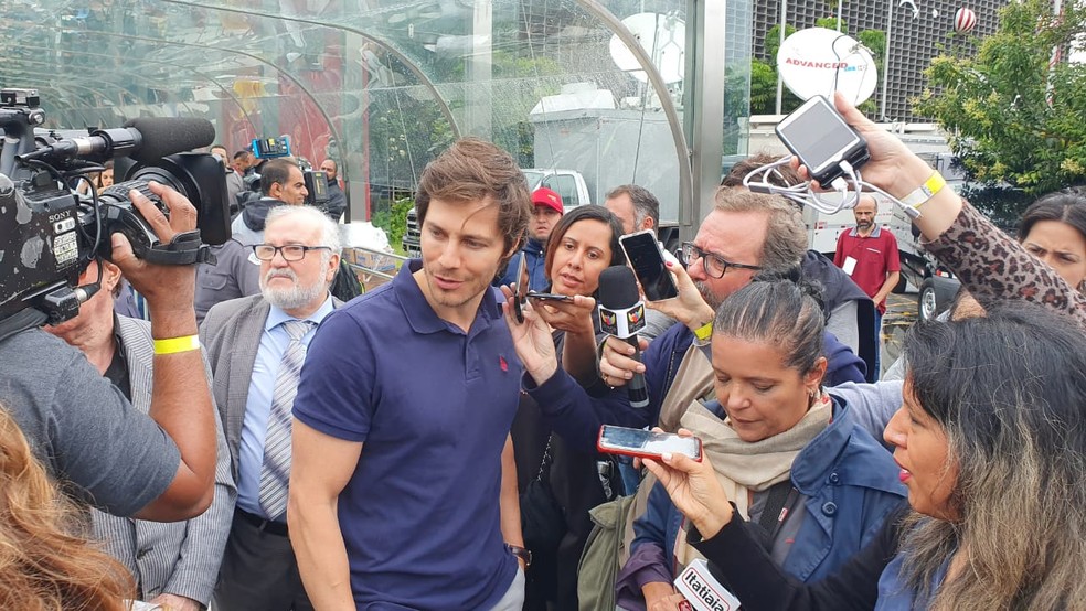 O ator e ex-modelo André Bankoff chega a Ales para o velório de Gugu — Foto: Marina Pinhoni/G1