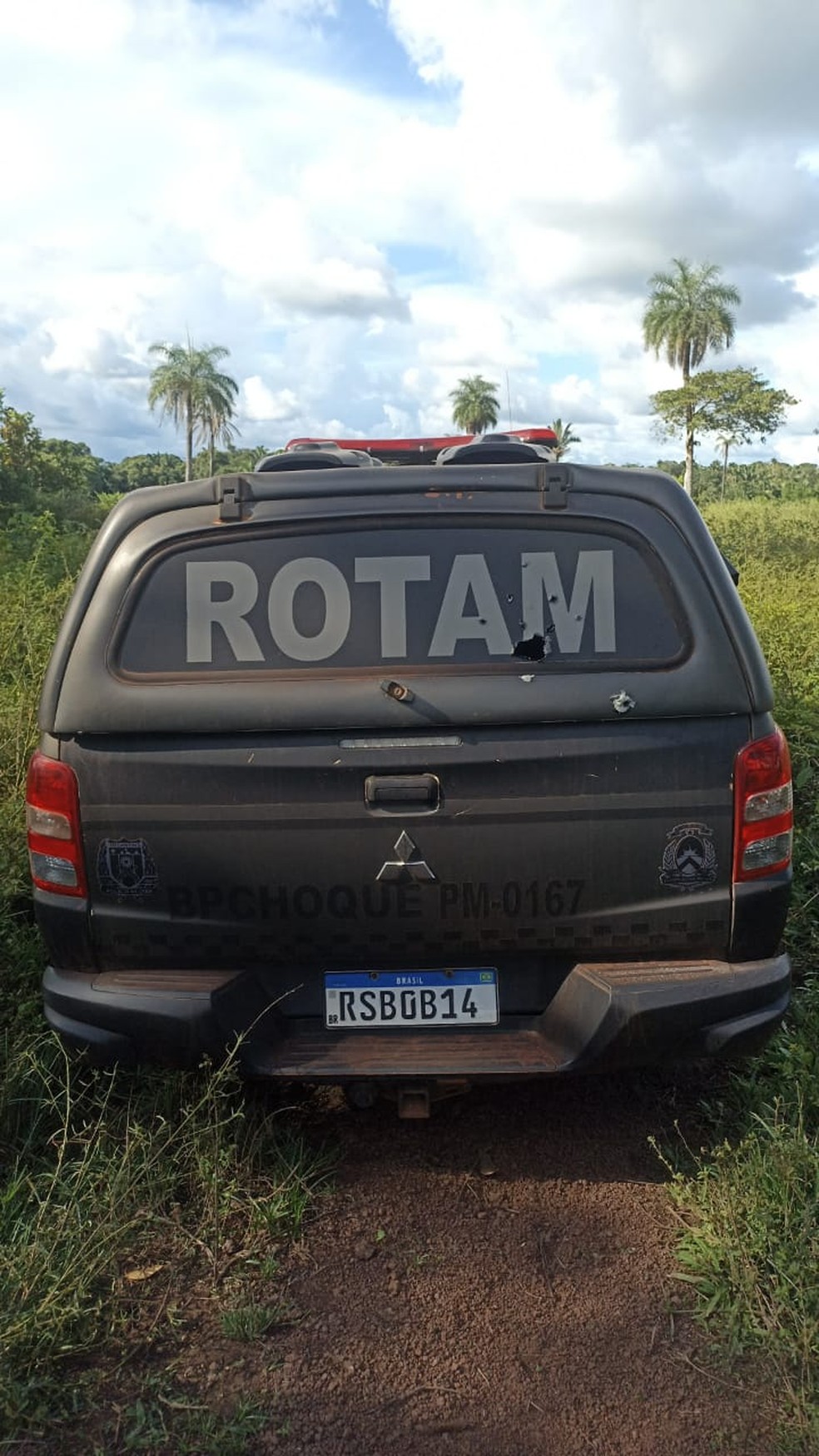 Criminoso ficou ferido e atingiu uma viatura da Rotam — Foto: Divulgação/PM