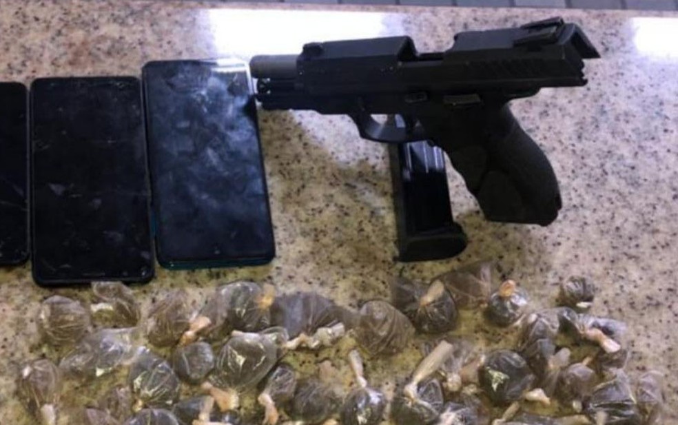 Jovem é preso suspeito de matar 4 pessoas em Valéria; outros dois também foram detidos — Foto: Divulgação/SSP-BA