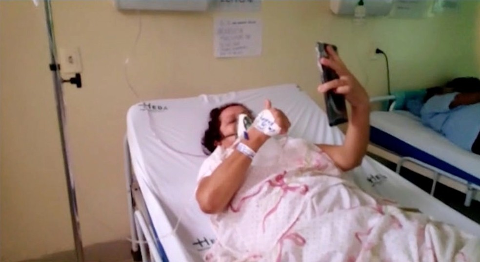 Pacientes com Covid-19 isolados ganham 'visitas virtuais' com ajuda de enfermeiros  — Foto: Reprodução/TV Clube