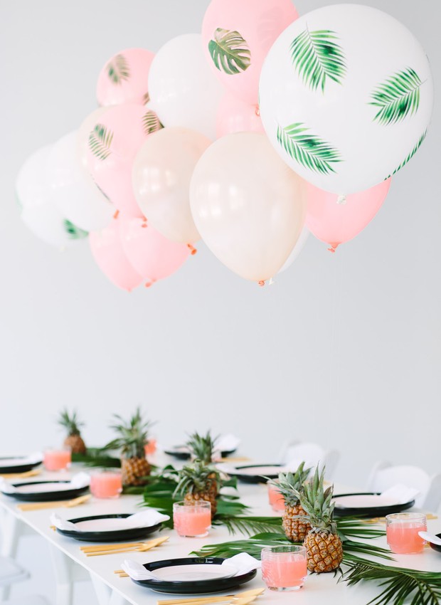 Mesa tropical para quem gosta de uma decoração diferentona. As plantas e os abacaxis formam um centro de mesa divertido.  (Foto: Reprodução/Pinterest)