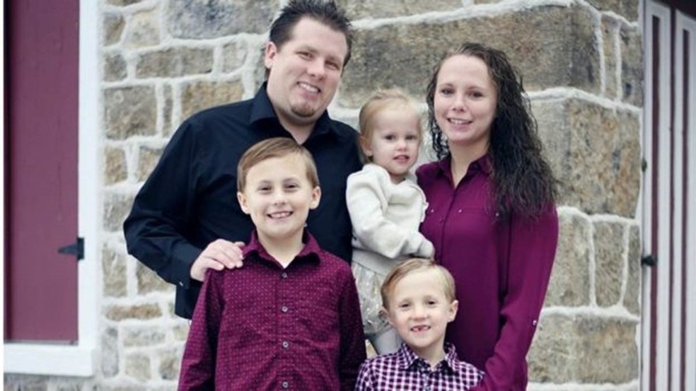 Heather ao lado do marido, Brendon, e dos filhos, Nathan, de 8 anos, Matthew, de 6 anos, e Ellie, de 3 anos — Foto: Arquivo pessoal