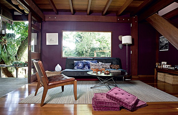 Na sala de estar, amplas aberturas permitem que o verde integre a decoração. A escolha por poucos móveis, apenas os necessários, reflete a personalidade dos moradores (Foto: Lufe Gomes/Editora Globo)