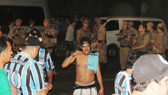 Torcida do grêmio entra em confronto com a PM após vitória sobre Criciúma