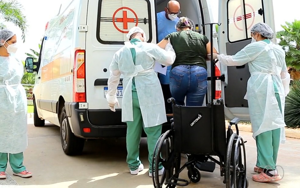 Paciente de Manaus transferida para Aparecida de Goiânia, Goiás, recebe alta e deixa hospital — Foto: Reprodução/TV Anhanguera