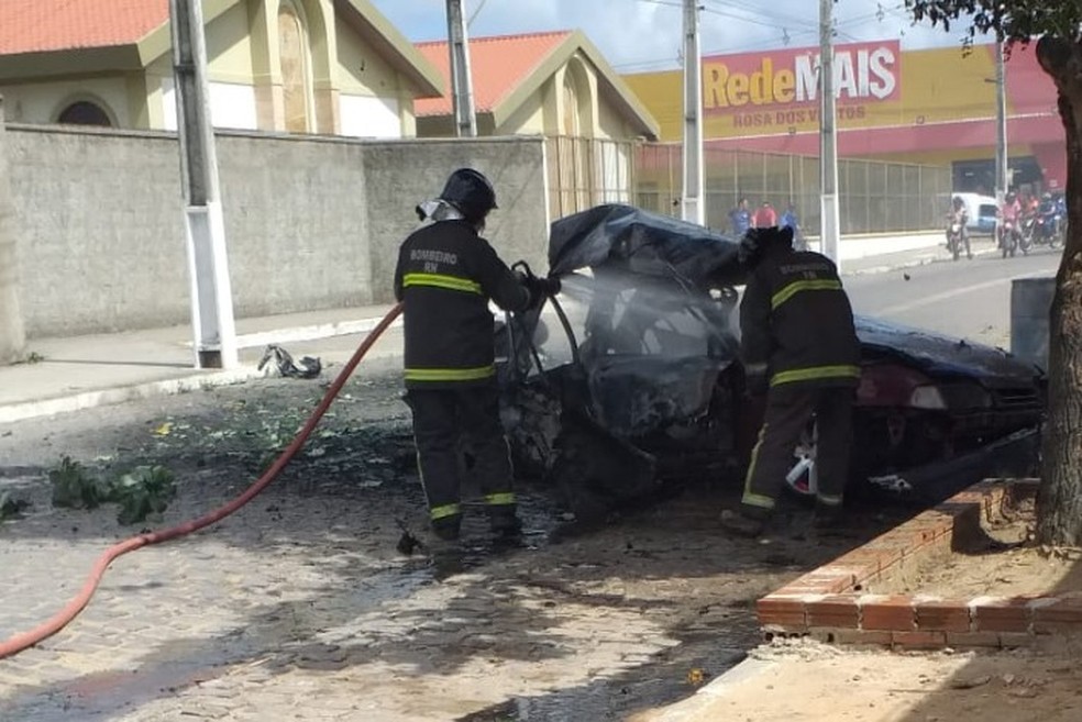 Corpo de Bombeiros apaga incêndio em carro, em Parnamirim, na Grande Natal.  — Foto: Corpo de Bombeiros/Divulgação