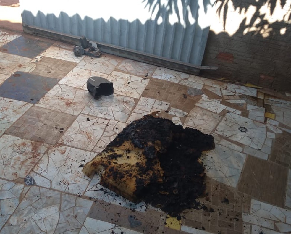 Parte do colchão onde uma das crianças estava deitada durante incêndio — Foto: Divulgação/PM