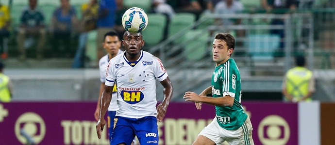 Após isolar a bola, Willians leva prêmio por lance bizarro da rodada