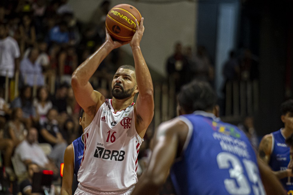 Olivinha tenta o arremesso para o Flamengo — Foto: Paula Reis/Flamengo