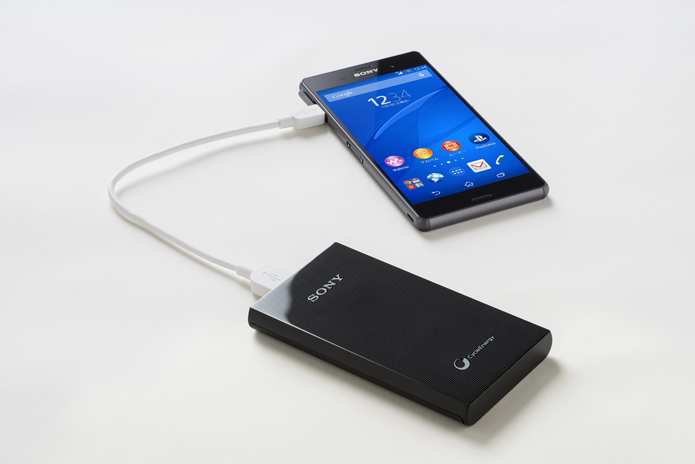 Novo carregador da Sony se conecta via USB e pode recarregar um celular duas vezes por carga (Foto: Divulgação/Sony)