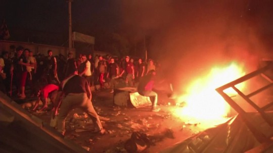 Policiais atiram contra manifestantes em Bagdá, no Iraque