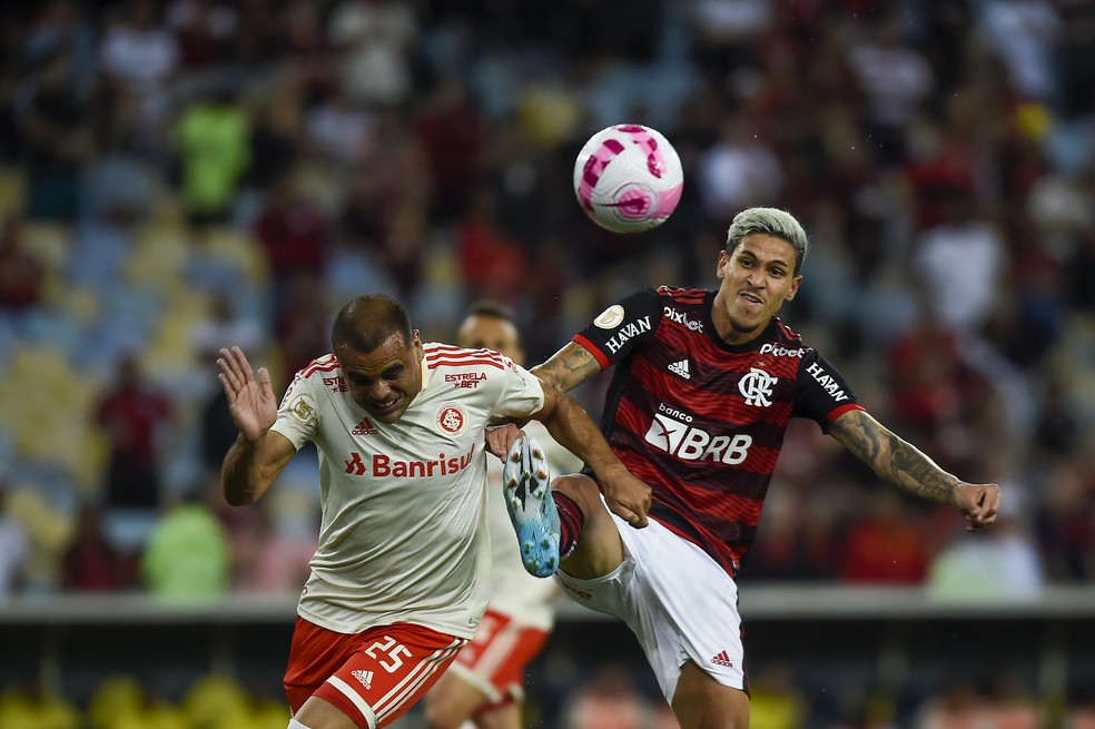 Pedro disputando bola com Mercado em Flamengo x Internacional  — Foto: Marcelo Cortes/ Flamengo 