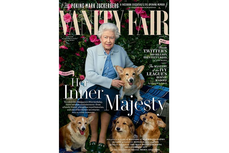A rainha Elizabeth II chegou a posar para a Vanity Fair com alguns de seus corgis (Foto: Sidewalk Hustle/ Reprodução)