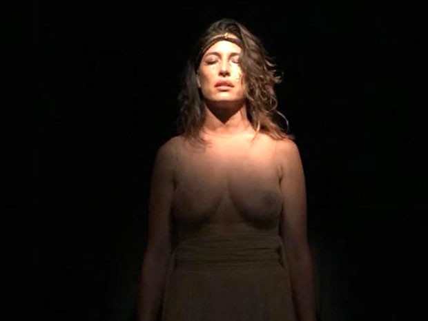 Gisele Itié faz topless durante apresentação no Prêmio Viva (Foto:  Beatriz Chicca)