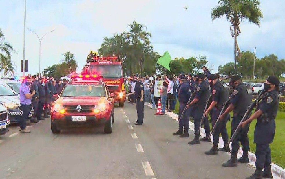 Guardas fazem 'salva de tiros' em homenagem a Maguito Vilela, em frente o Paço Municipal, em Goiânia — Foto: Reprodução/TV Anhanguera