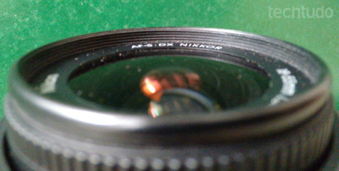 Grãos de poeira se acumulam sobre as lentes, frestas e também no interior da câmera (Foto: Adriano Hamaguchi/TechTudo)