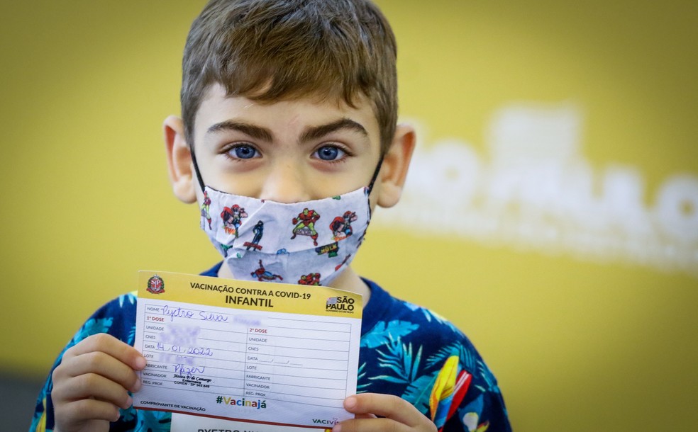 Pyetro Nussi, 6 anos, recebeu a primeira dose da vacina contra Covid-19 da Pfizer para crianças. — Foto: Eliane Neves/Fotoarena/Estadão Conteúdo