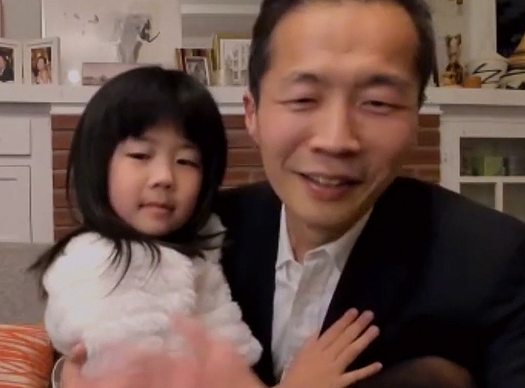O cineasta Lee Isaac Chung com a filha após levar o Globo de Ouro por Minari (2020) (Foto: Reprodução)