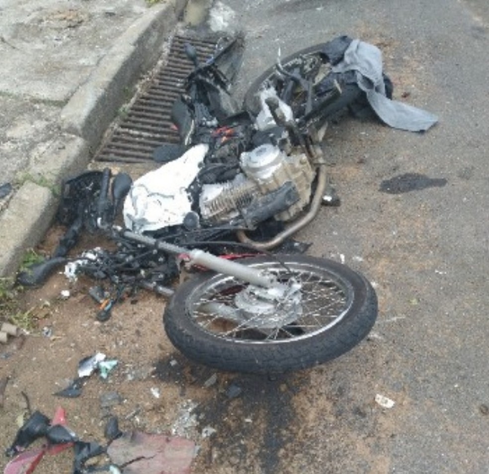 Moto ficou destruída após ser atingida por caminhão — Foto: Polícia Militar