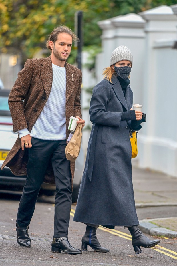 Emma Watson faz rara aparição com o namorado em Londres - Quem | QUEM News