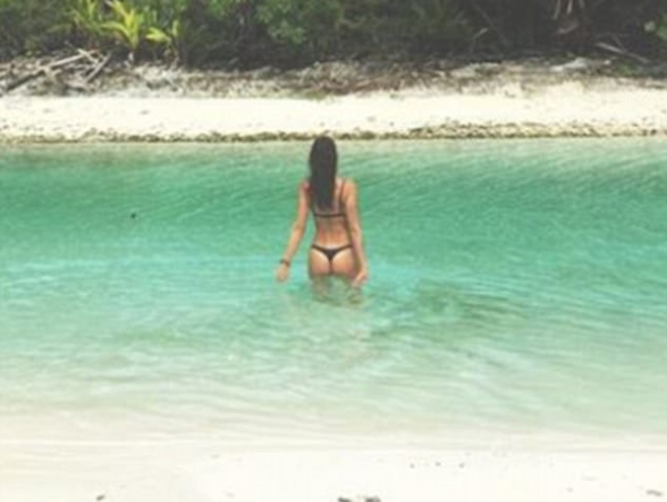 A modelo Irina Shayk em uma praia paradisíaca (Foto: Instagram)
