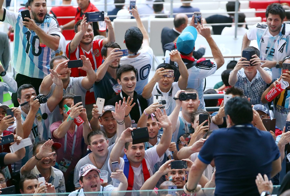 Maradona Ã© saudado pelos torcedores (Foto: REUTERS/Pilar Olivares)