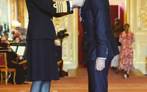 Daniel Craig recebe da Princesa Anne mesma honra de seu personagem, James Bond