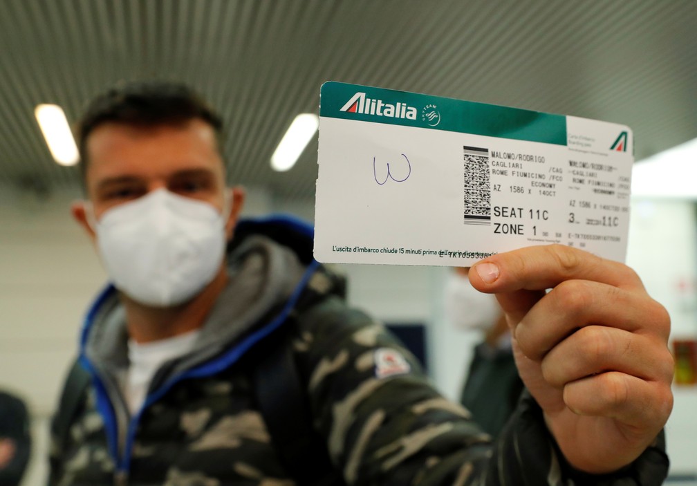 Cliente mostra comprovante de passagem para último voo da Alitalia — Foto: Remo Casilli/Reuters