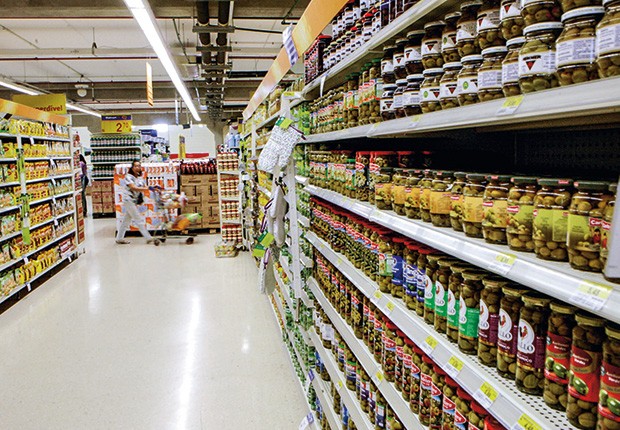 Empresa;Consumo;Walmart;corredores de um supermercado do Walmart (Foto: Agência O Globo)