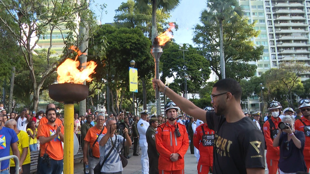 Hebert Conceição acende pira com fogo simbólico e encerra festejos ao 2 de Julho na Bahia