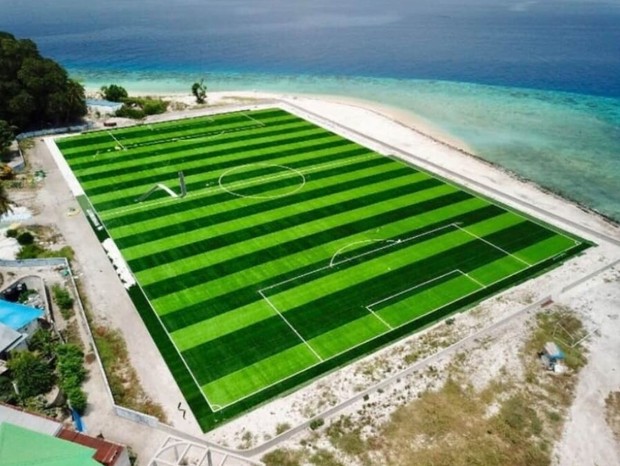 Os 10 campos de futebol mais espetaculares do mundo - maldivas (Foto: Reprodução/Facebook @nikacitysince2008)