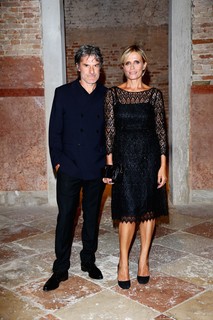 Isabella Ferrari e Renato De Maria vestindo Prada        