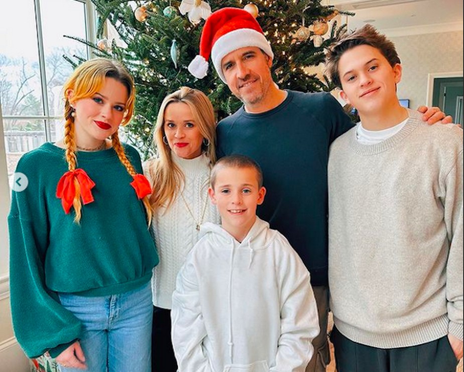 A atriz Reese Witherspoon com o marido e os filhos