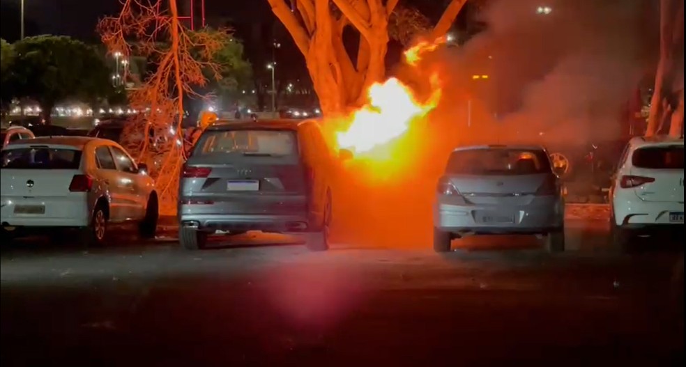 Carro pega fogo antes de Flamengo x Olimpia &mdash; Foto: Reprodu&ccedil;&atilde;o
