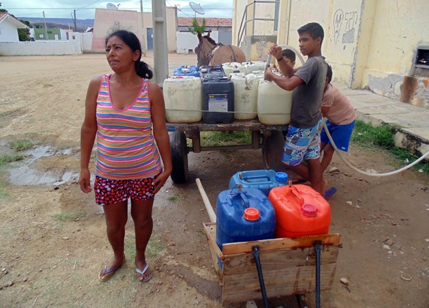 Maria das Graças busca água todos os dias no chafariz improvisado pela prefeitura (Foto: Anderson Barbosa/G1)