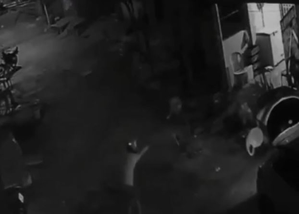 Dupla atira contra grupo e fere três pessoas em Sobral, no interior do Ceará. — Foto: Reprodução