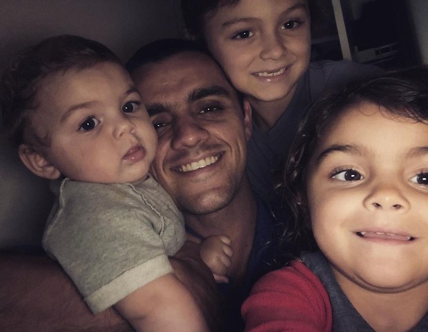 Felipe Simas com os filhos Vicente, de 1 ano, Joaquim, de 7, e Maria, de 4 (Foto: Reprodução/Instagram)