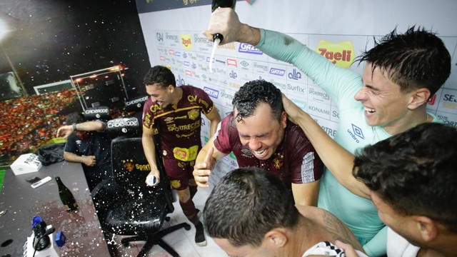 Jair Ventura leva banho de champanhe após permanência do Sport na Série A