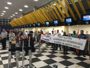 Manifestantes bloqueiam check-in do Aeroporto de Congonhas (Foto: Tatiana Santiago/G1) Manifestantes bloqueiam check-in do Aeroporto de Congonhas (Foto: Tatiana Santiago/G1)