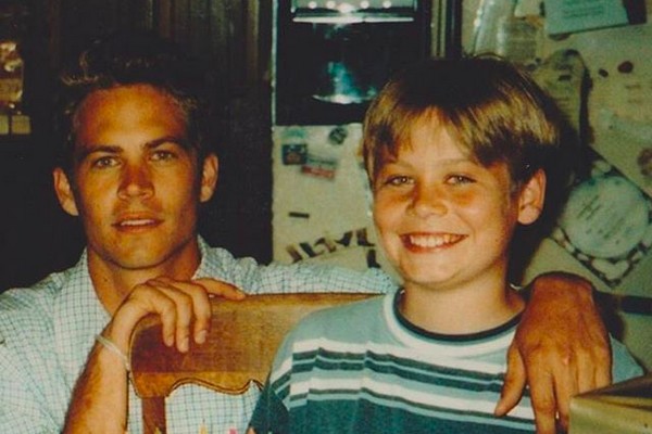 O irmão mais novo de Paul Walker (1973-2013), Cody Walker, em uma foto antiga de família (Foto: Instagram)