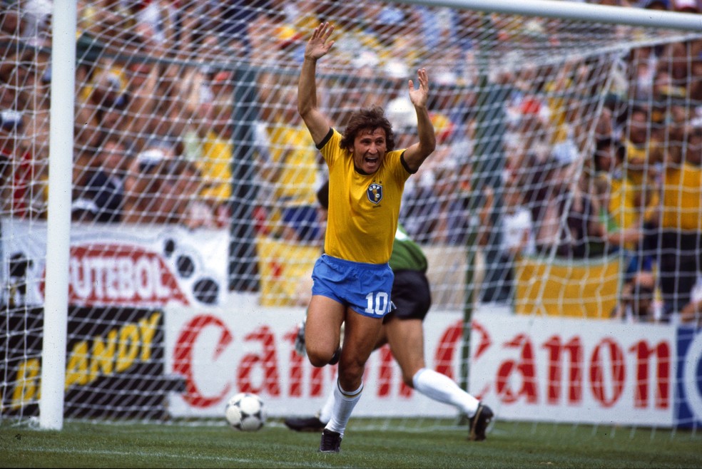 Zico marca pelo Brasil na Copa do Mundo de 1982 — Foto: Getty Images