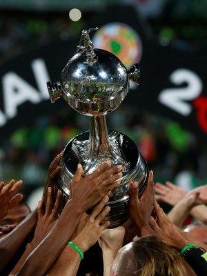 Taça Libertadores nas mãos dos jogadores do Atlético Nacional  (Foto: REUTERS/John Vizcaino)