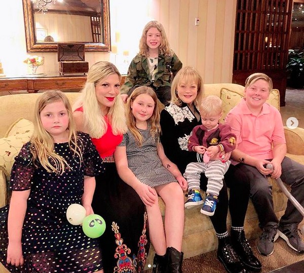 A atriz Tori Spelling com os cinco filhos e a mãe dela (Foto: Instagram)