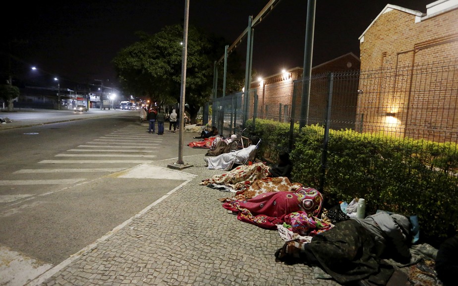 Pessoas dormem na fila para não perder a senha de atendimento e poder se recadastrar no Auxílio Brasil
